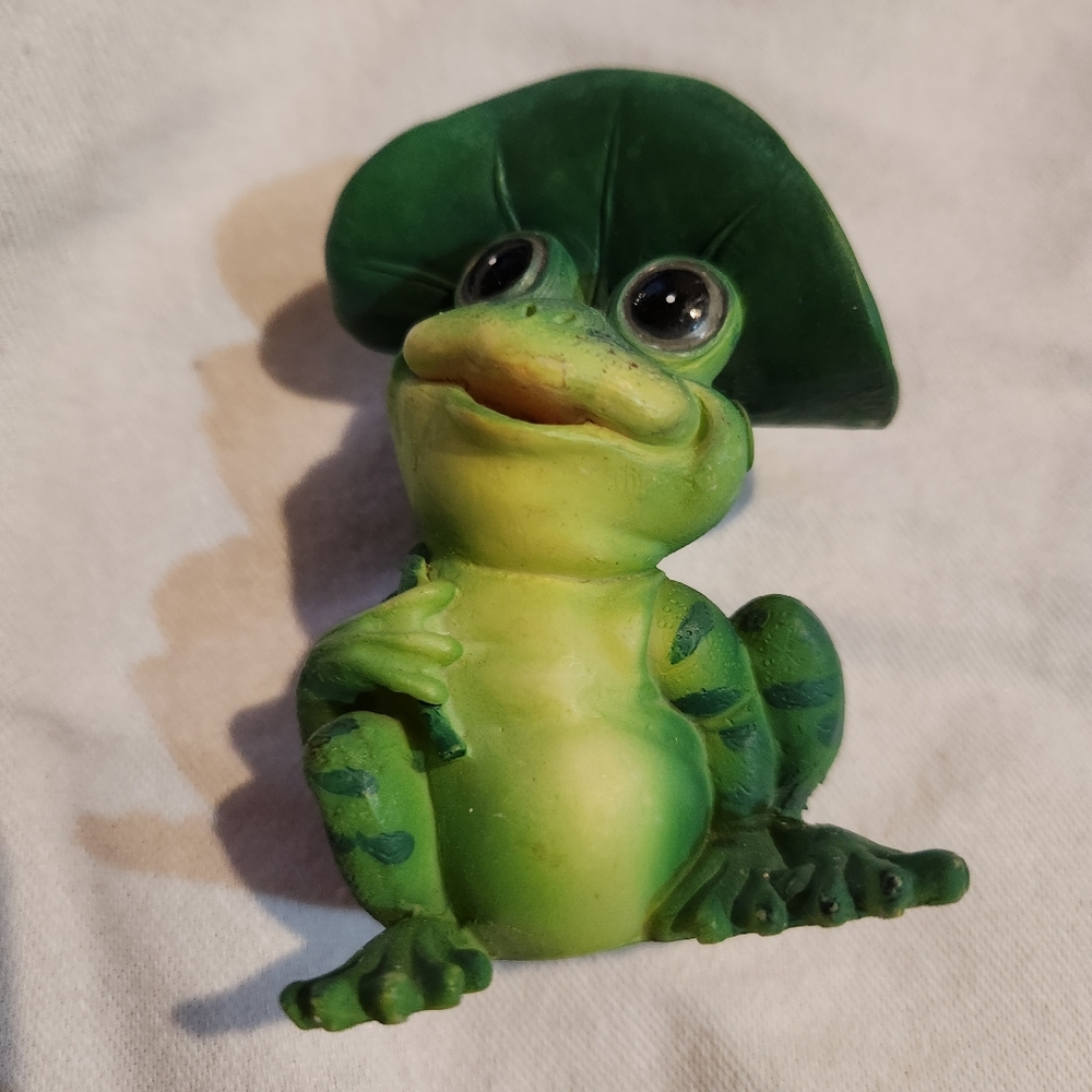 Vintage Frog Figurine Lily Pad Resin Garden Decor Cottagecore Pond Frog Statue